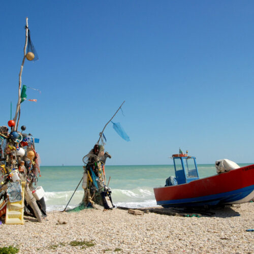 Lungomare_sud,_totem_di_materiale_portato_dal_mare